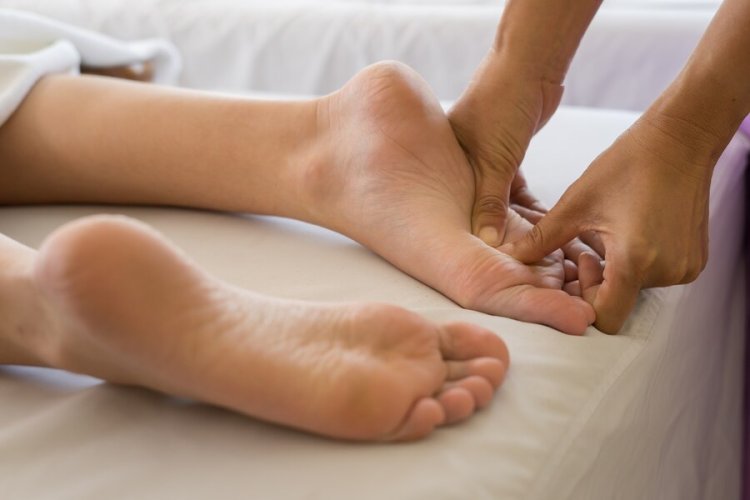 What Are the Best Essential Oils for Foot Reflexology?